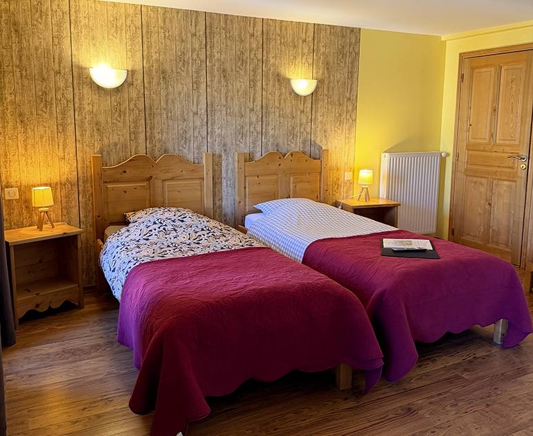 Chambres d'Hôtes - Gîte Le Bouchet Saint Nicolas - Auberge Du Couvige - restaurant LE BOUCHET-SAINT-NICOLAS - Le Bouchet Saint Nicolas gite